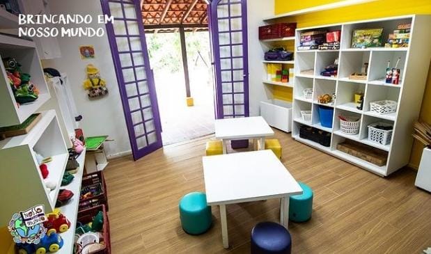 Brincando em Nosso Mundo: é a sala lúdica, com brinquedos e jogos para todas as idades, ferramentas para o desenvolvimento físico, mental e emocional da criança.