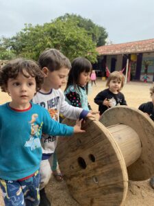 Turma Criando, brincando de rolar carretéis.