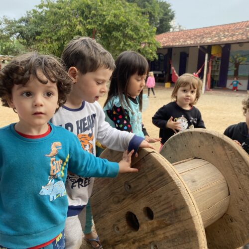 Turma Criando, brincando de rolar carretéis.